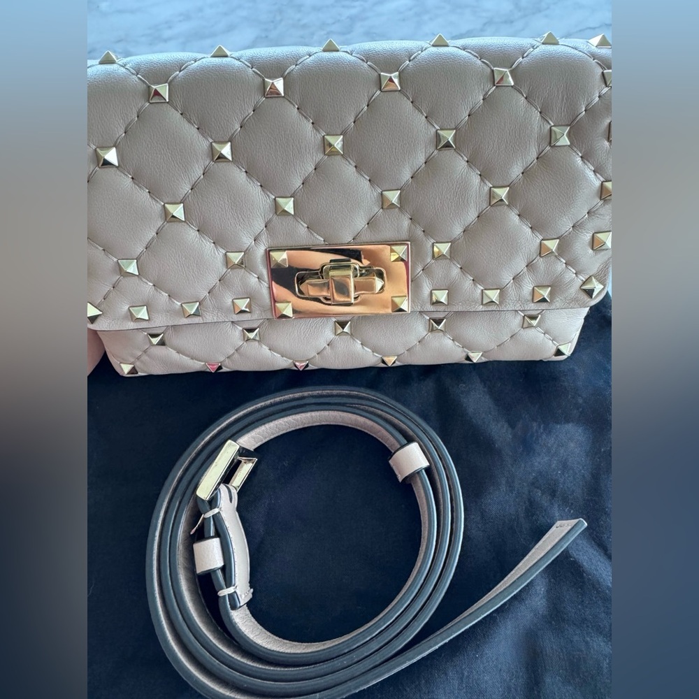 Authentic Valentino Like New Rockstud Bag in Poudre Leather, with Receipt - Picture 2 of 4